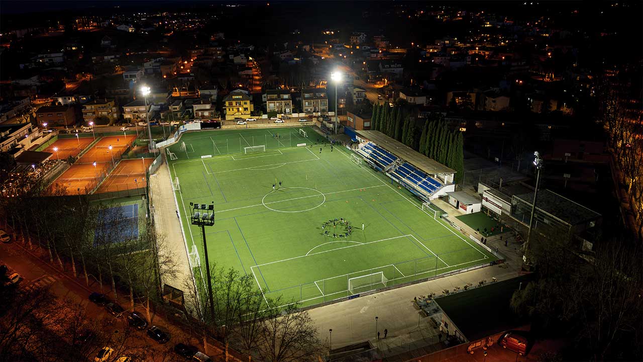 Proyectores APOLO M en el campo de fútbol de Banyoles