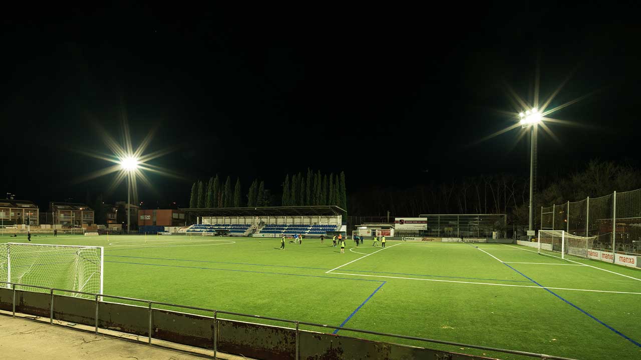 Entrevista a un experto en iluminación sobre los proyectores APOLO M en el campo de fútbol de Banyoles
