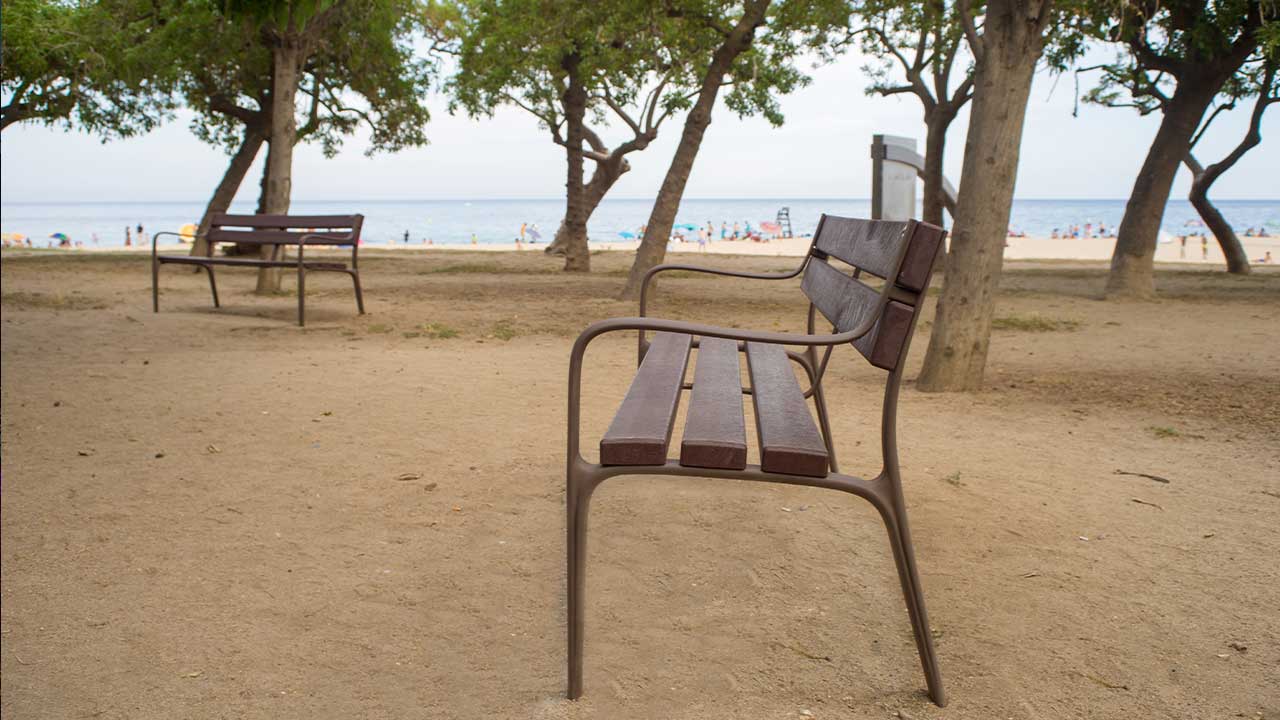 Bancos CITIZEN ECO frente a la playa de Mataró