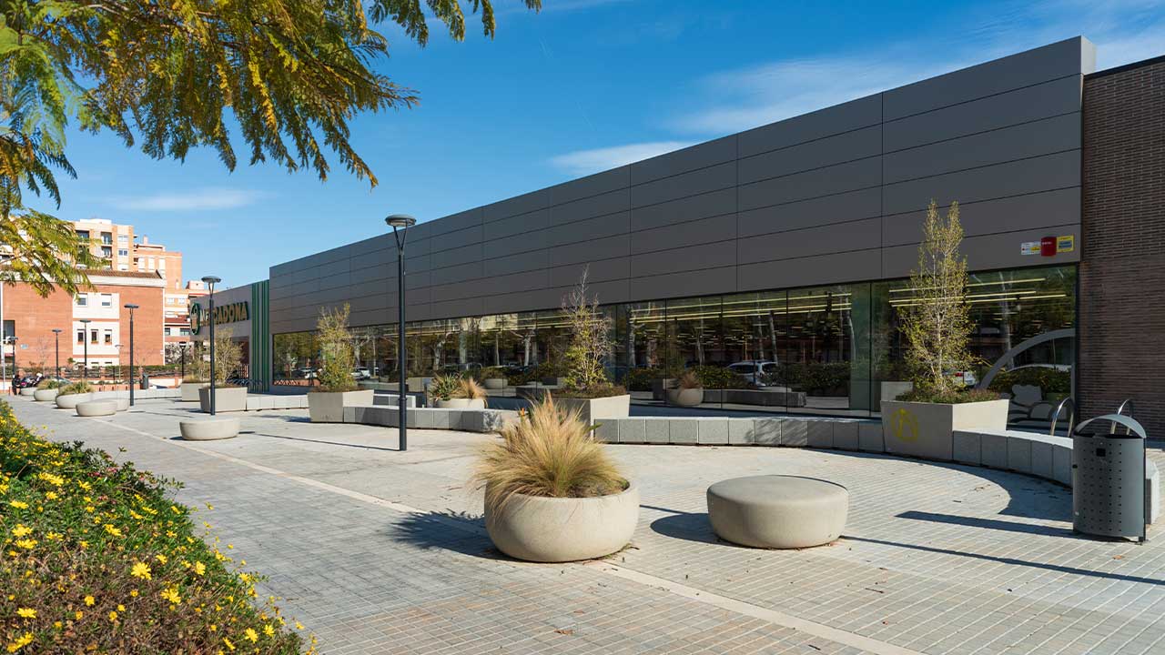 Mobiliario urbano KUBE KURVE y LISA en Reus