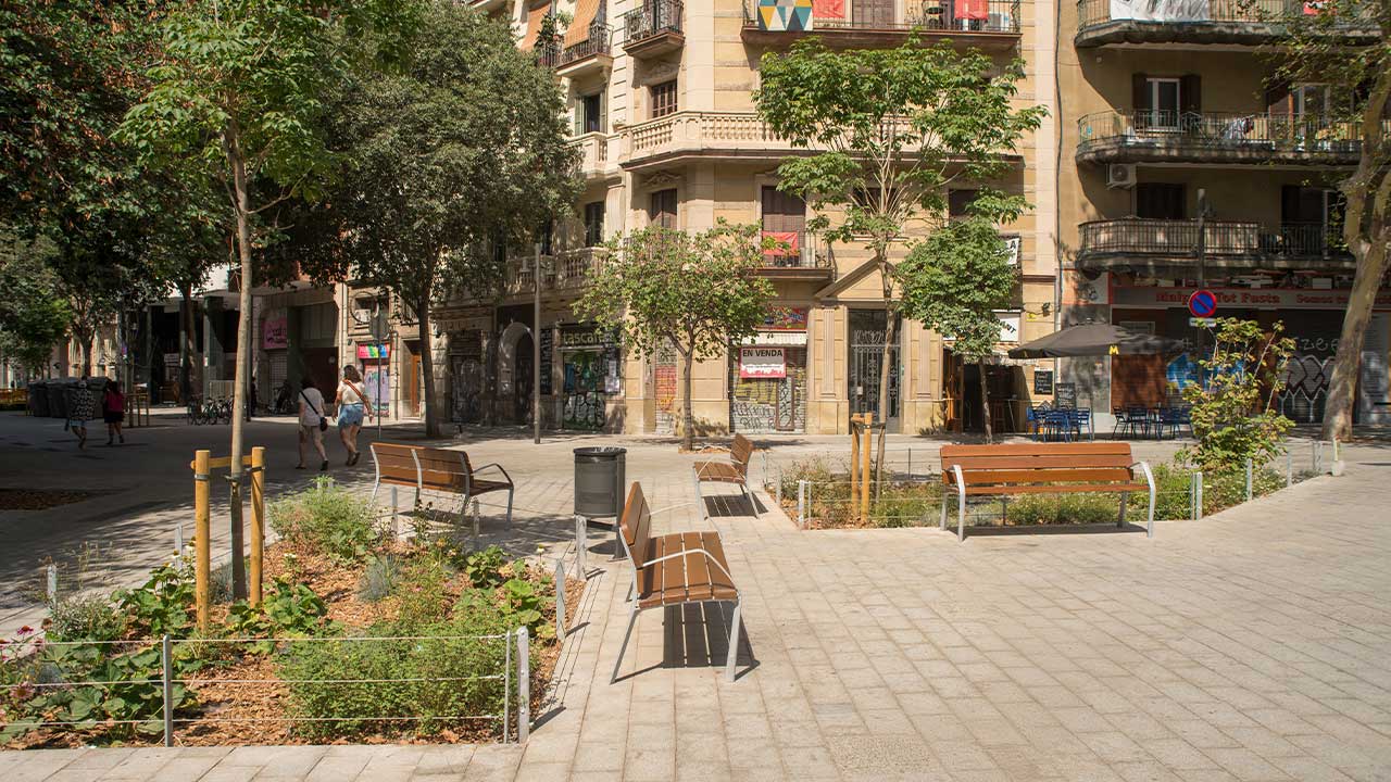 Mobiliario urbano NEOBARCINO en las Superilles de Barcelona